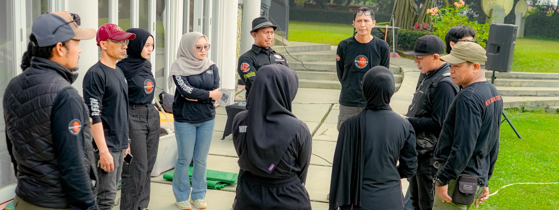 Peserta Denio mengikuti permainan outbound di area terbuka