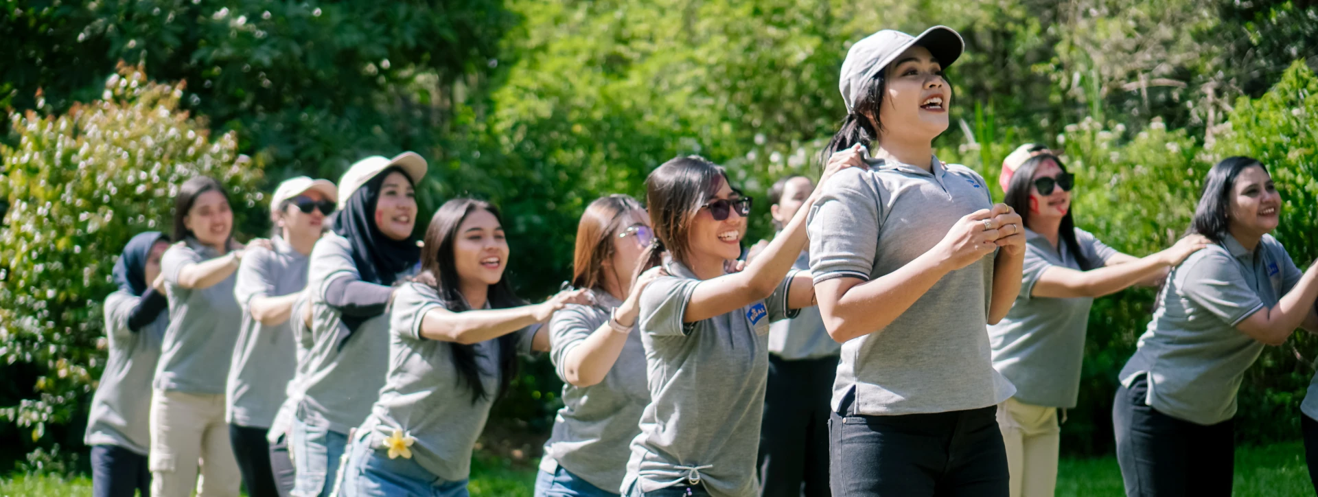 Peserta Denio mengikuti permainan outbound di area terbuka