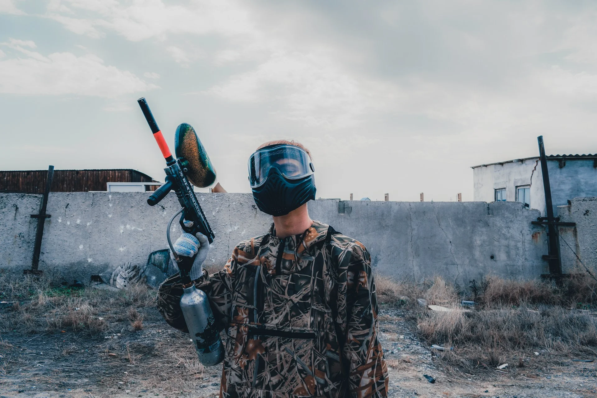 Peserta paintball mengenakan pelindung wajah