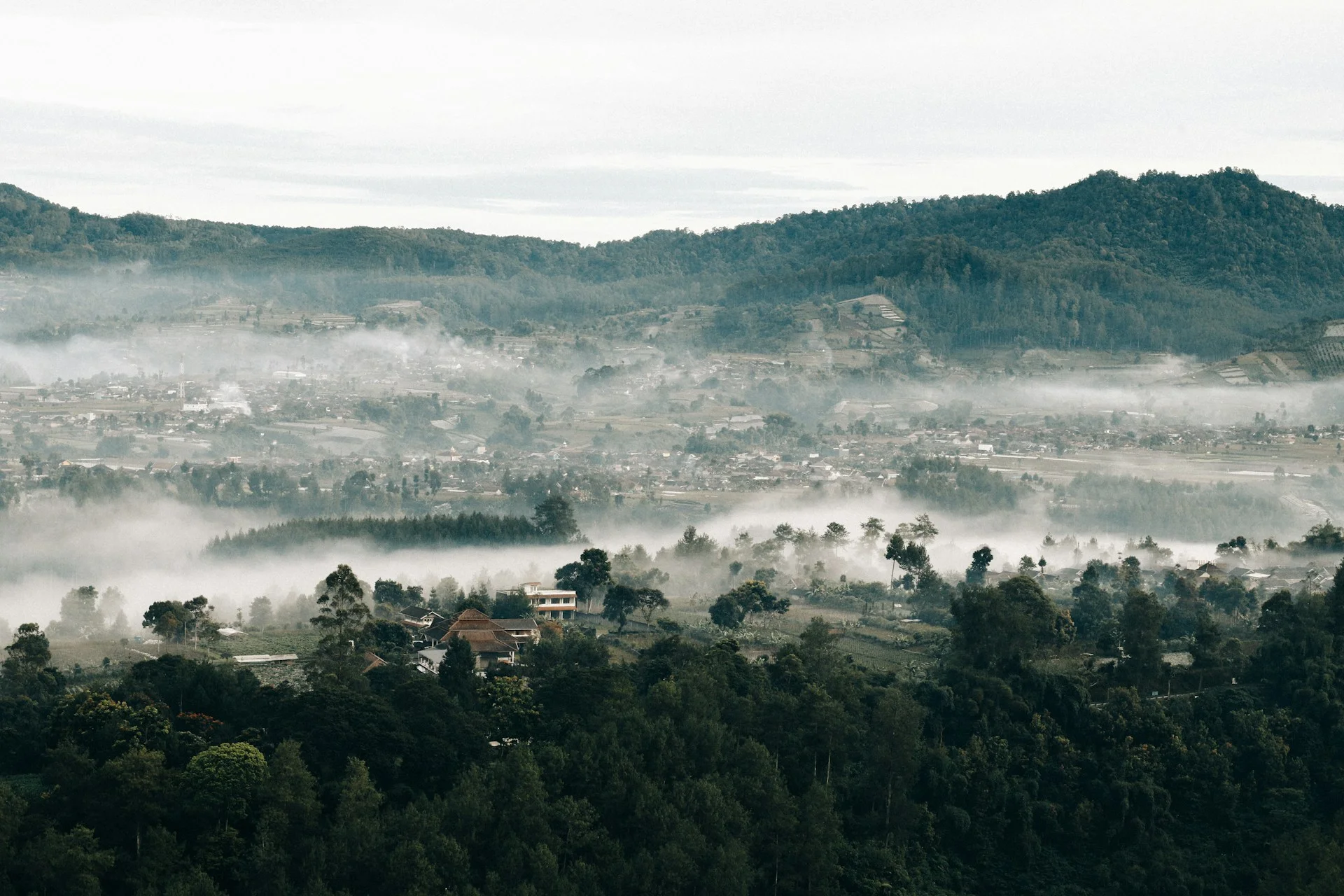 Perbukitan hijau di sekitar Bandung