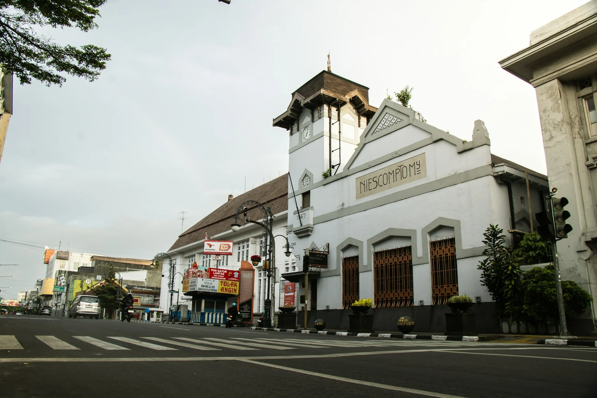 Bangunan bersejarah di tepi jalan Bandung
