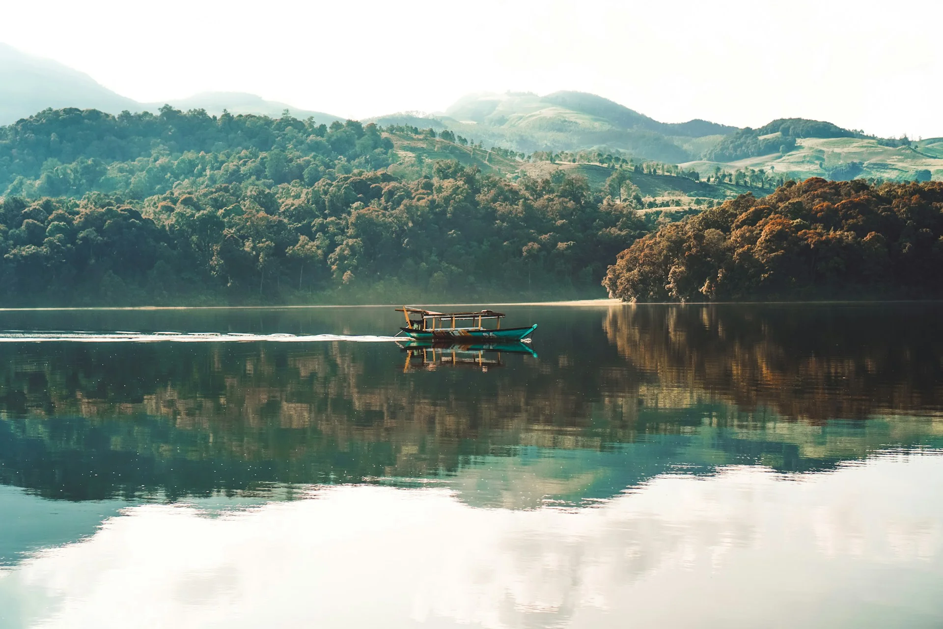 Perahu di perairan tenang untuk ilustrasi wisata alam