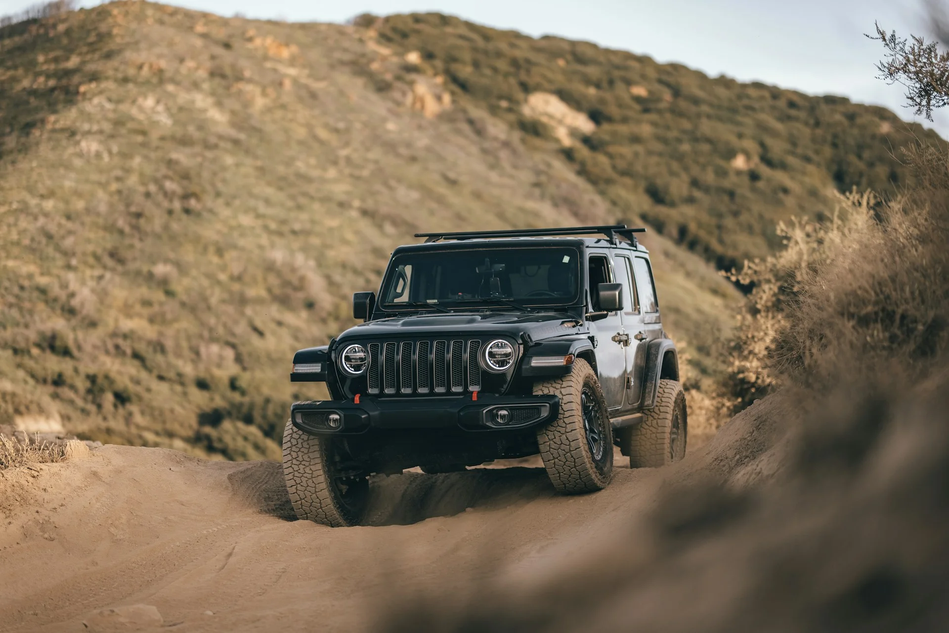 Jeep melintasi jalan tanah