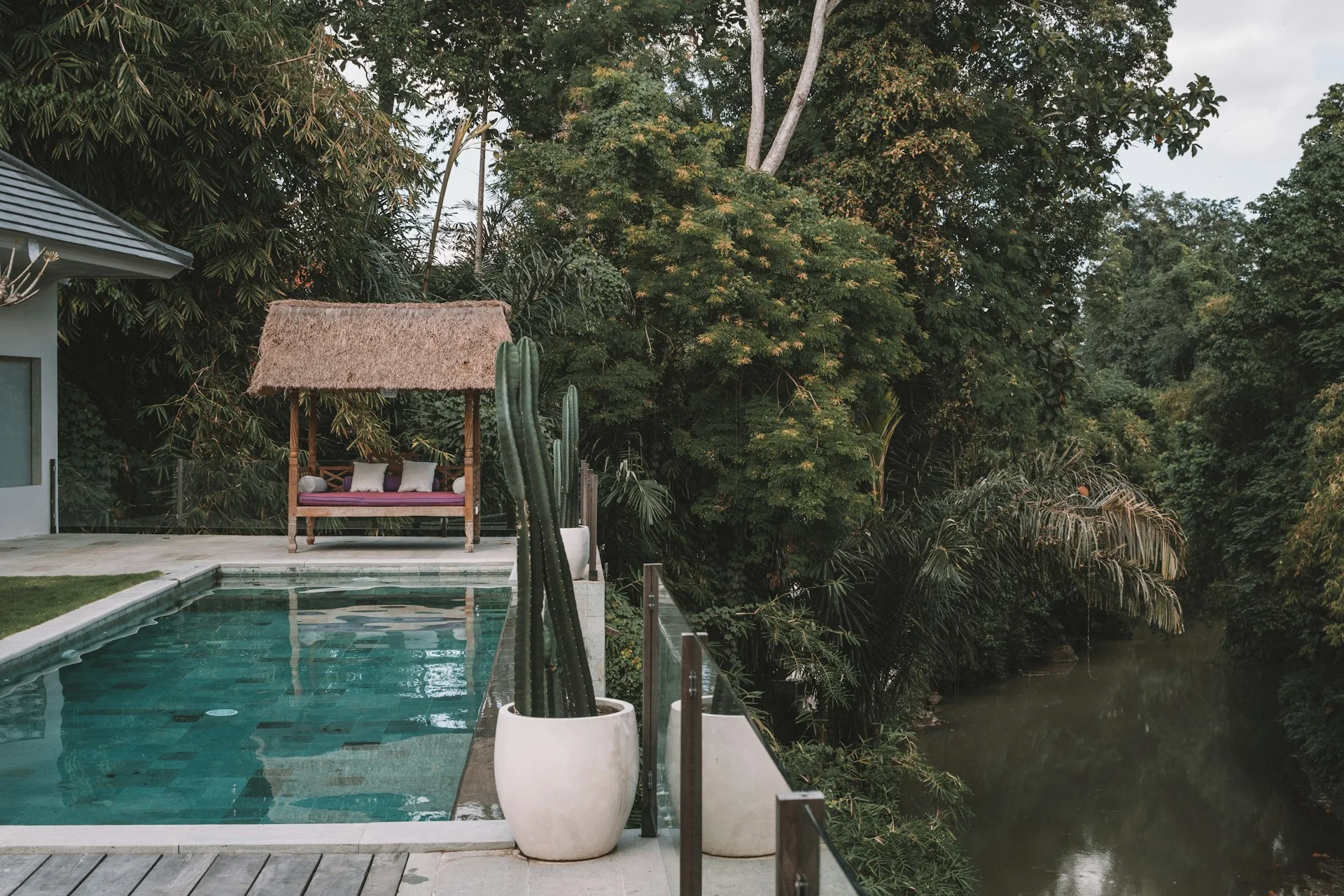 Kolam dan area bersantai penginapan bernuansa tropis