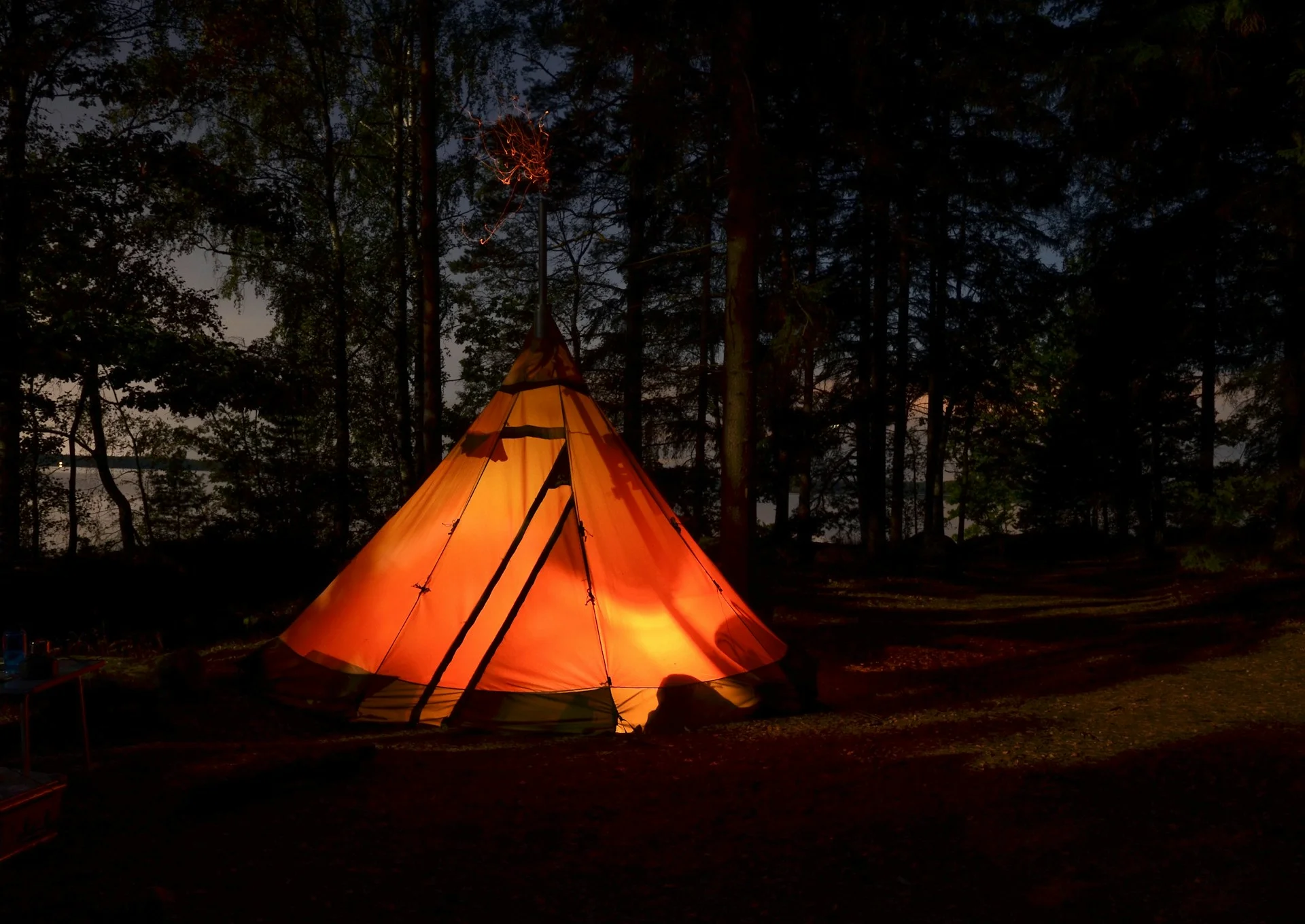Tenda di kawasan hutan pada malam hari