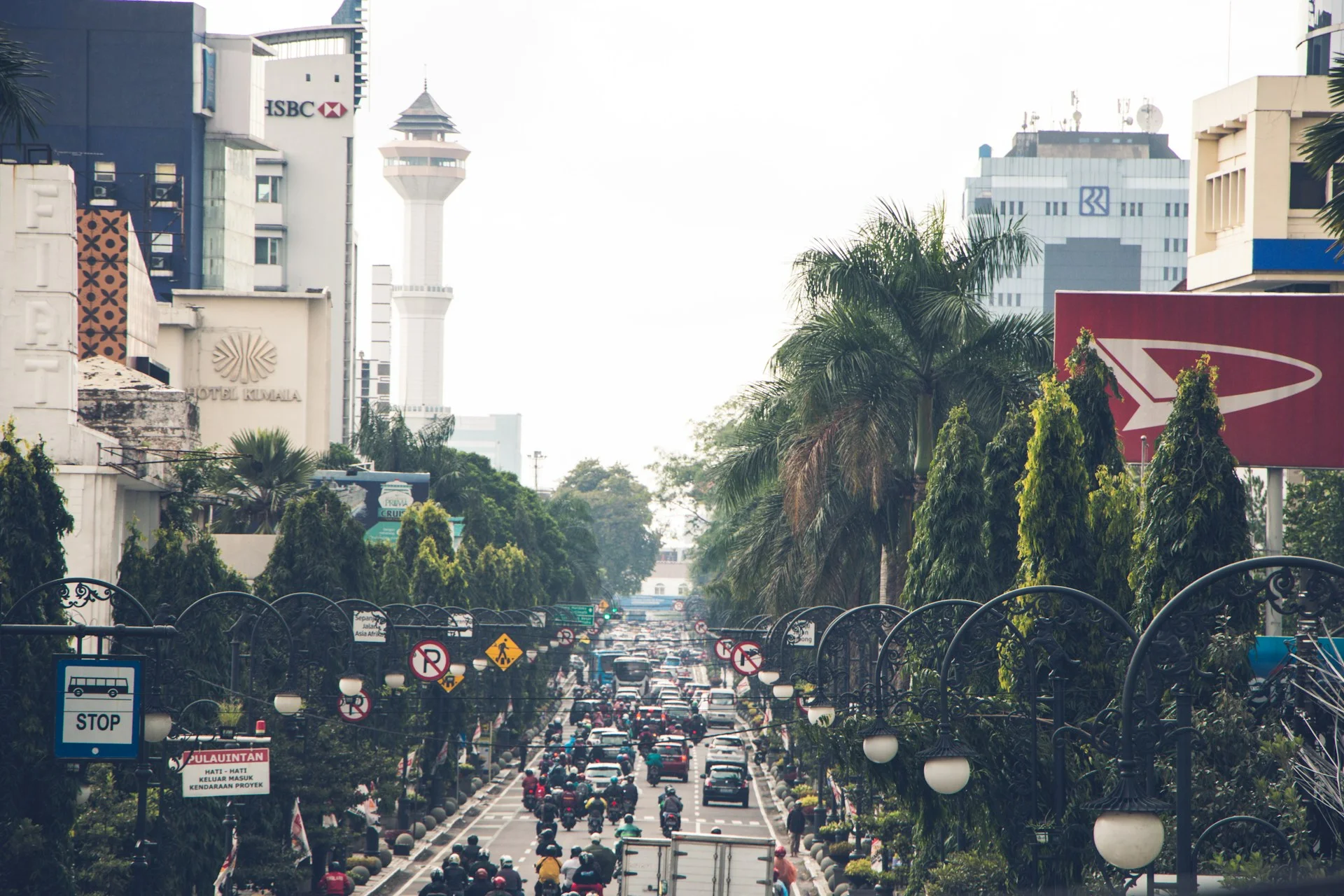 Suasana jalan kota Bandung dengan pepohonan
