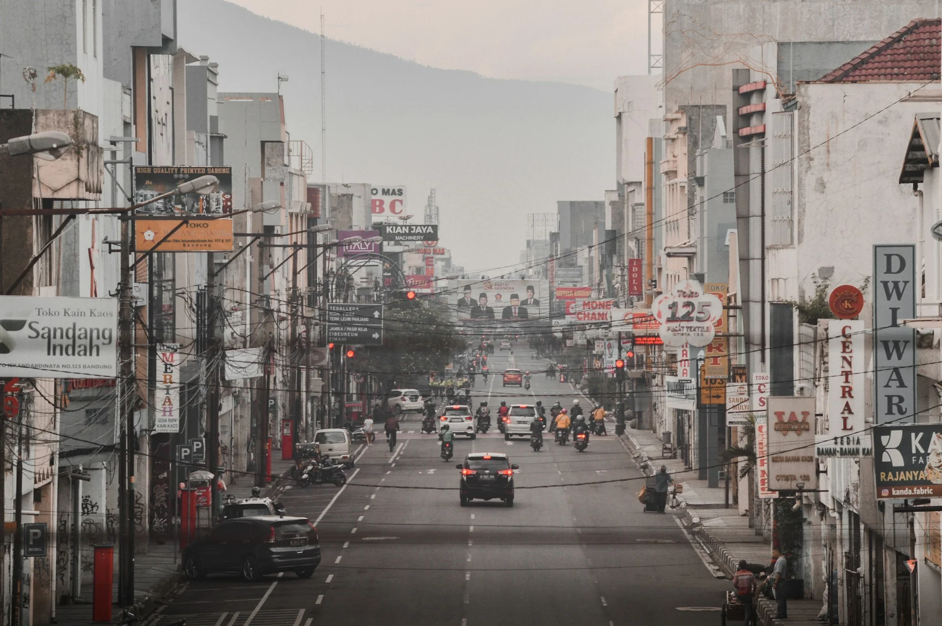 Suasana jalan kota Bandung yang ramai