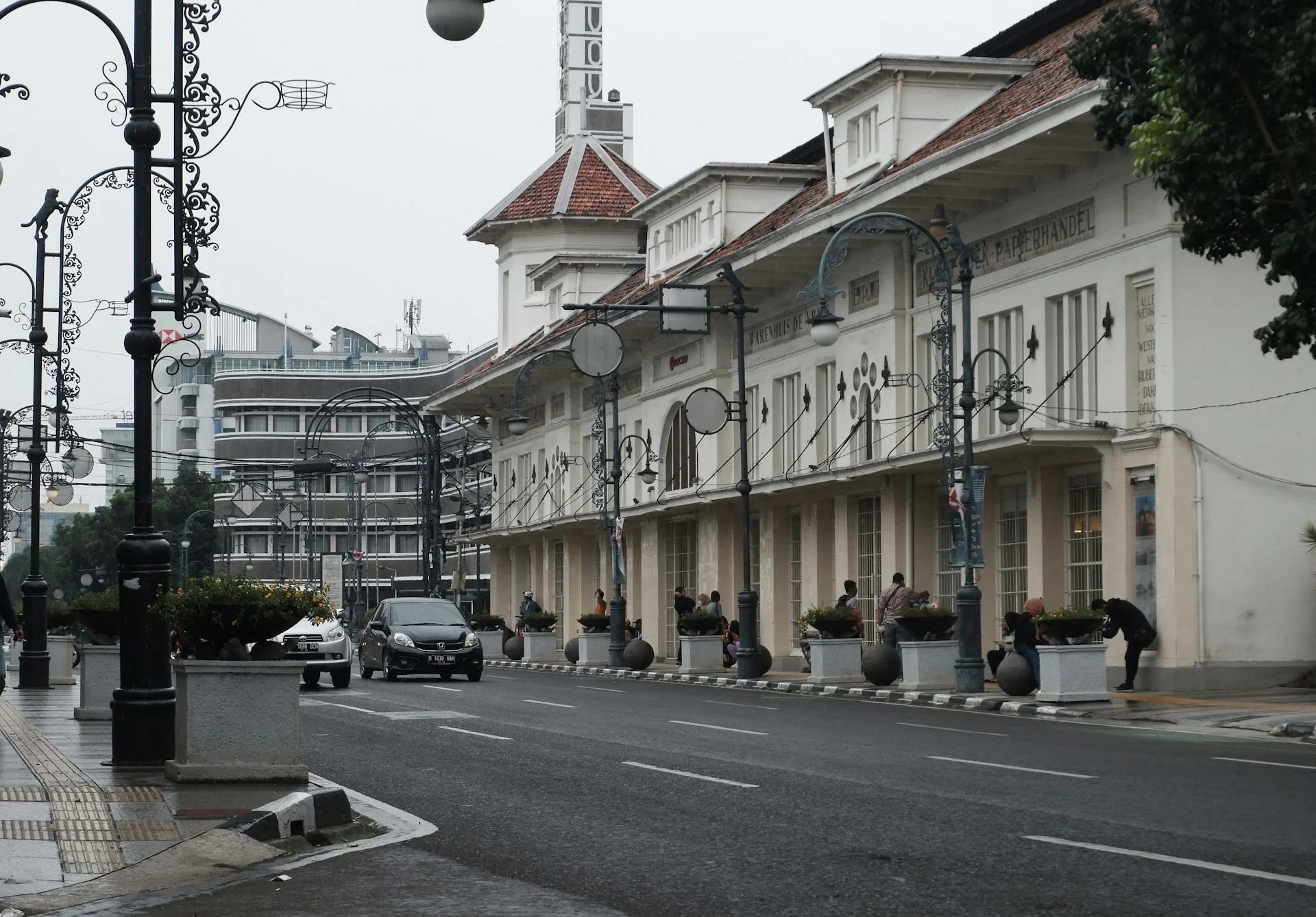Bangunan bersejarah dan suasana jalan kota Bandung