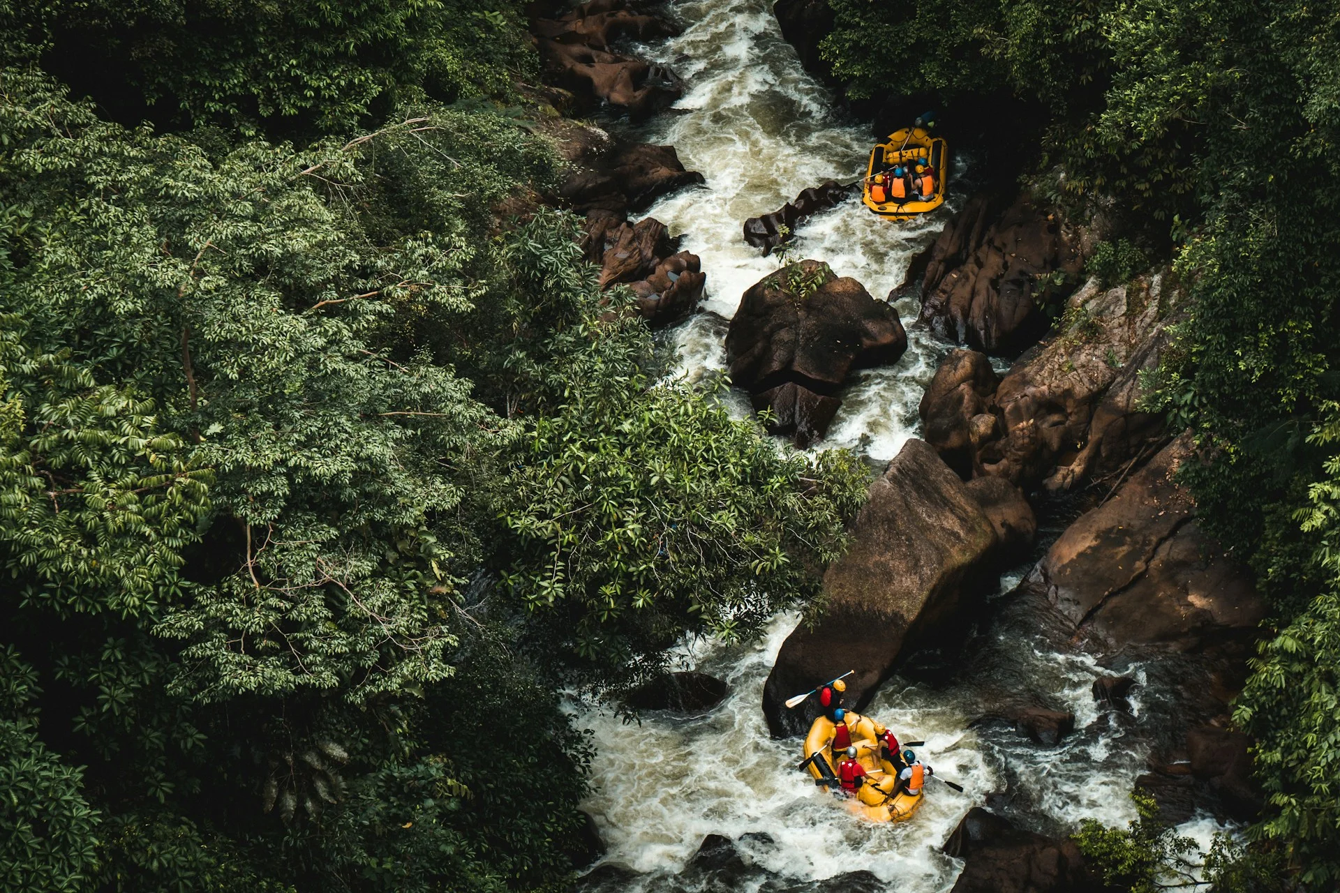 Aktivitas rafting melintasi aliran sungai