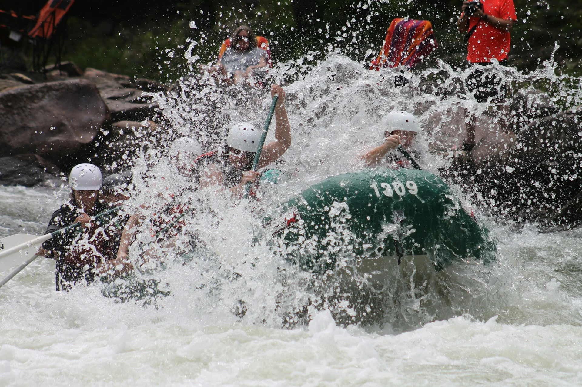 Tim rafting melewati arus sungai dengan perlengkapan pelindung