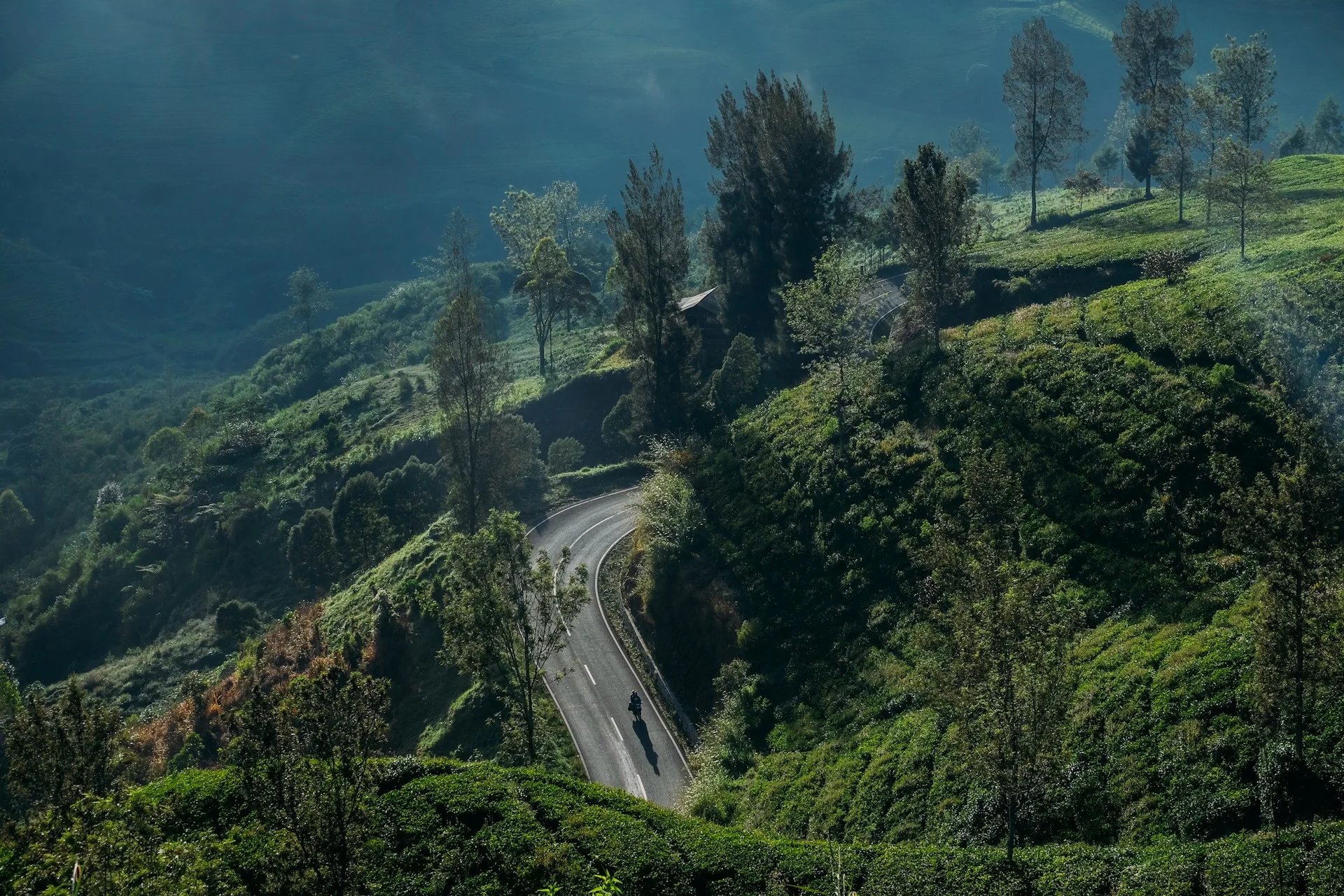 Jalan di antara perbukitan kawasan Bandung