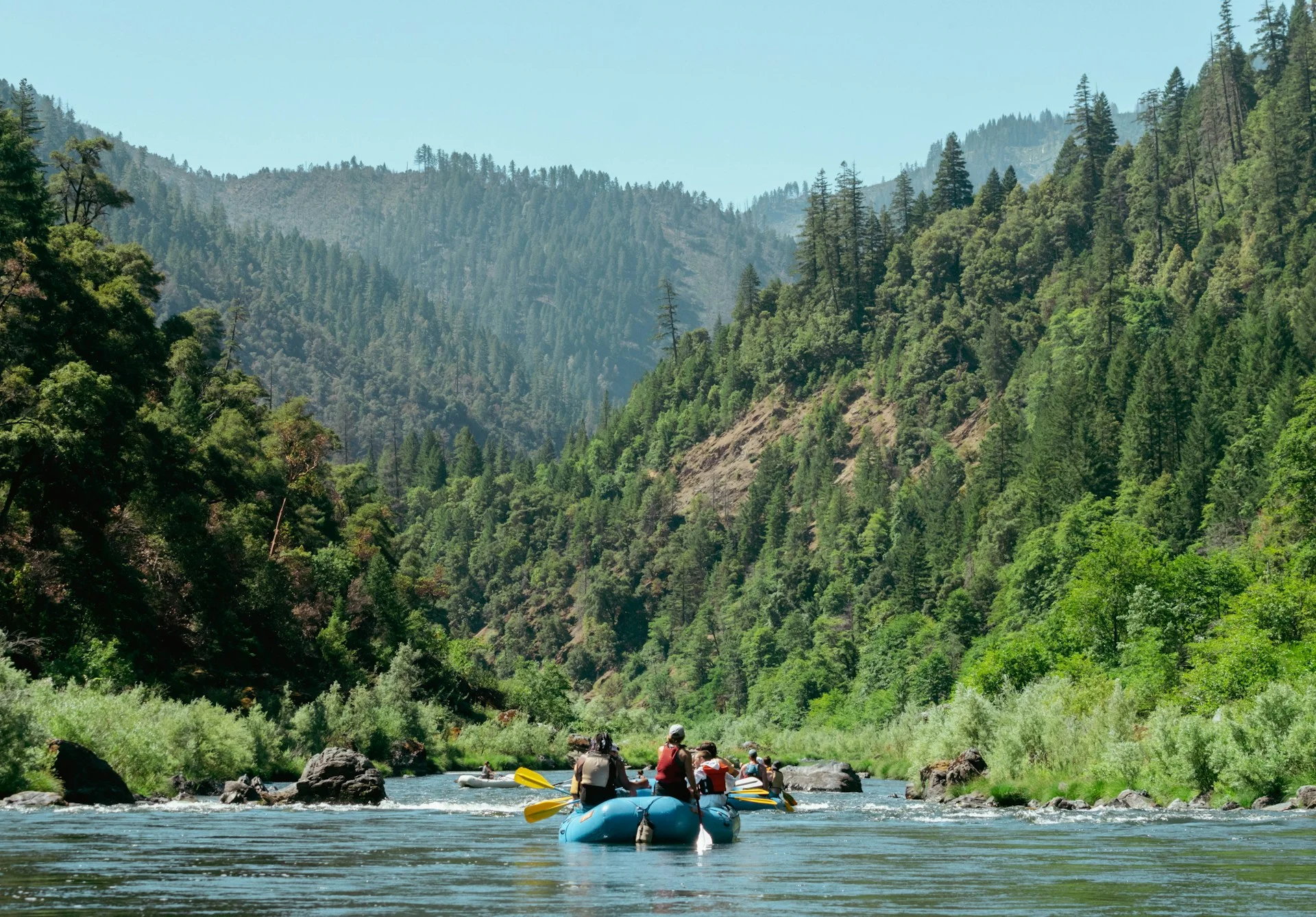 Kelompok peserta rafting di sungai
