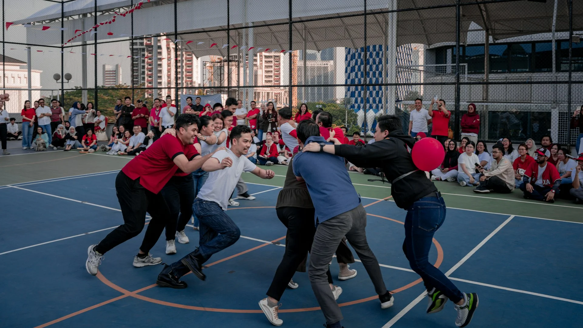 Permainan kelompok di lapangan terbuka