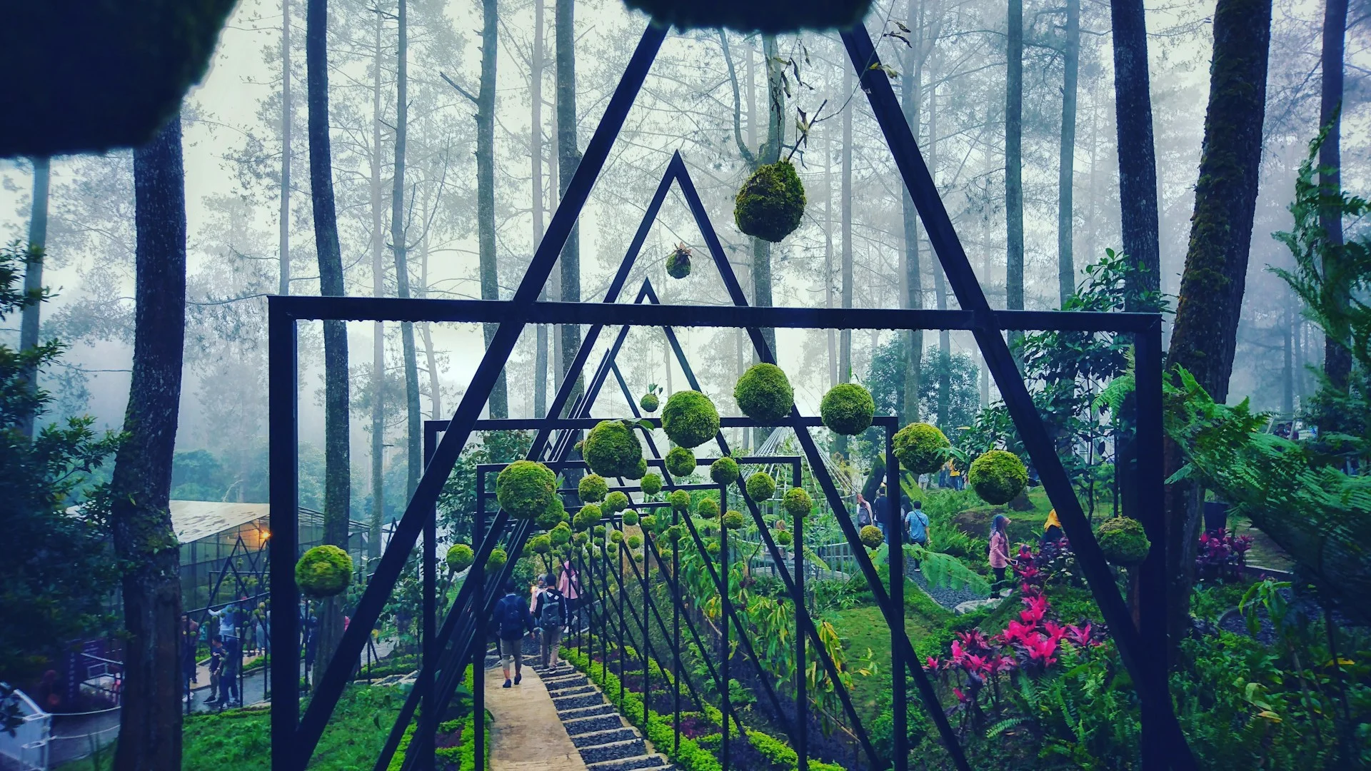 Jalur taman dengan tanaman hias di kawasan Lembang