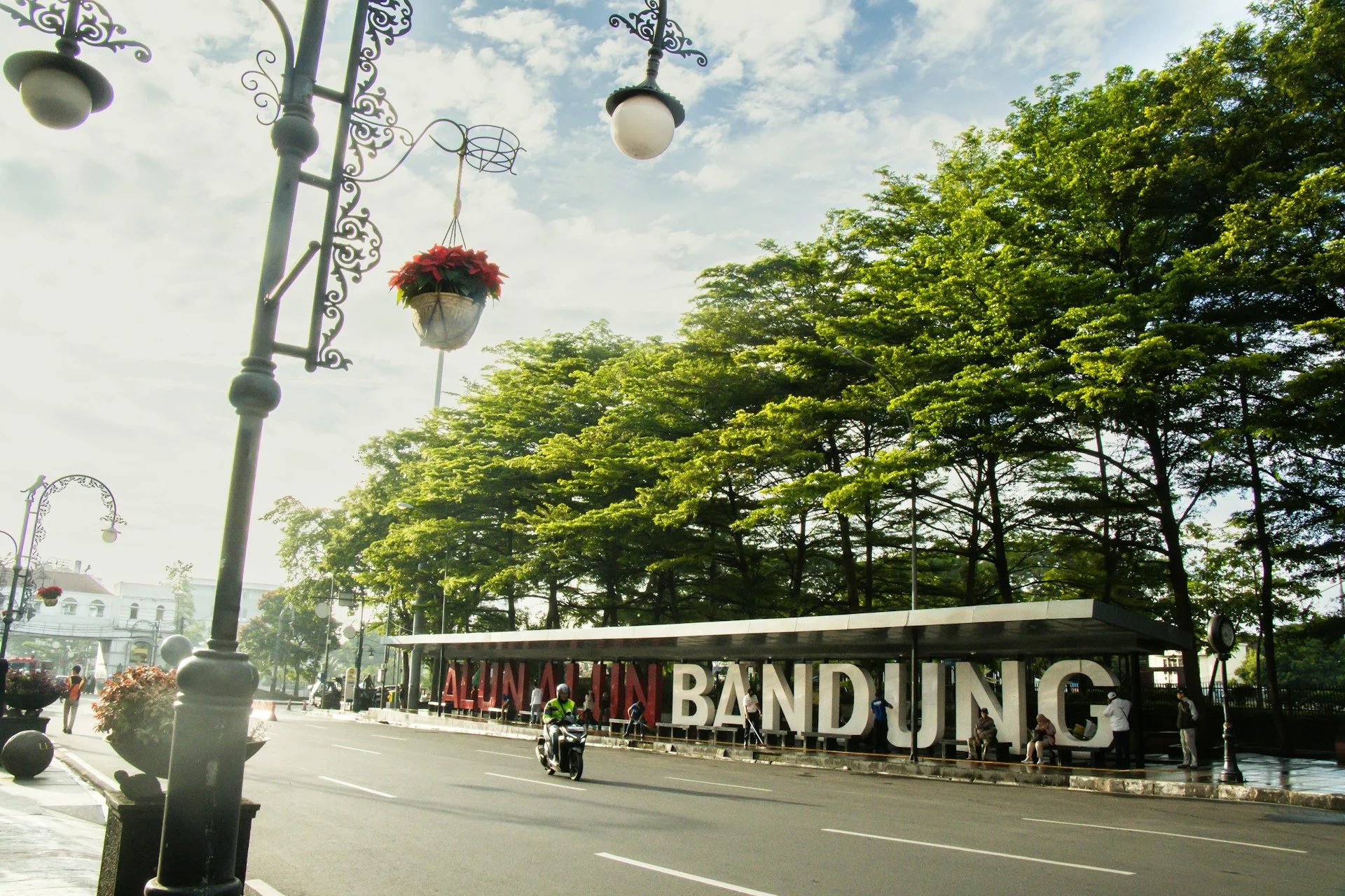 Penanda kota Bandung dengan lampu hias
