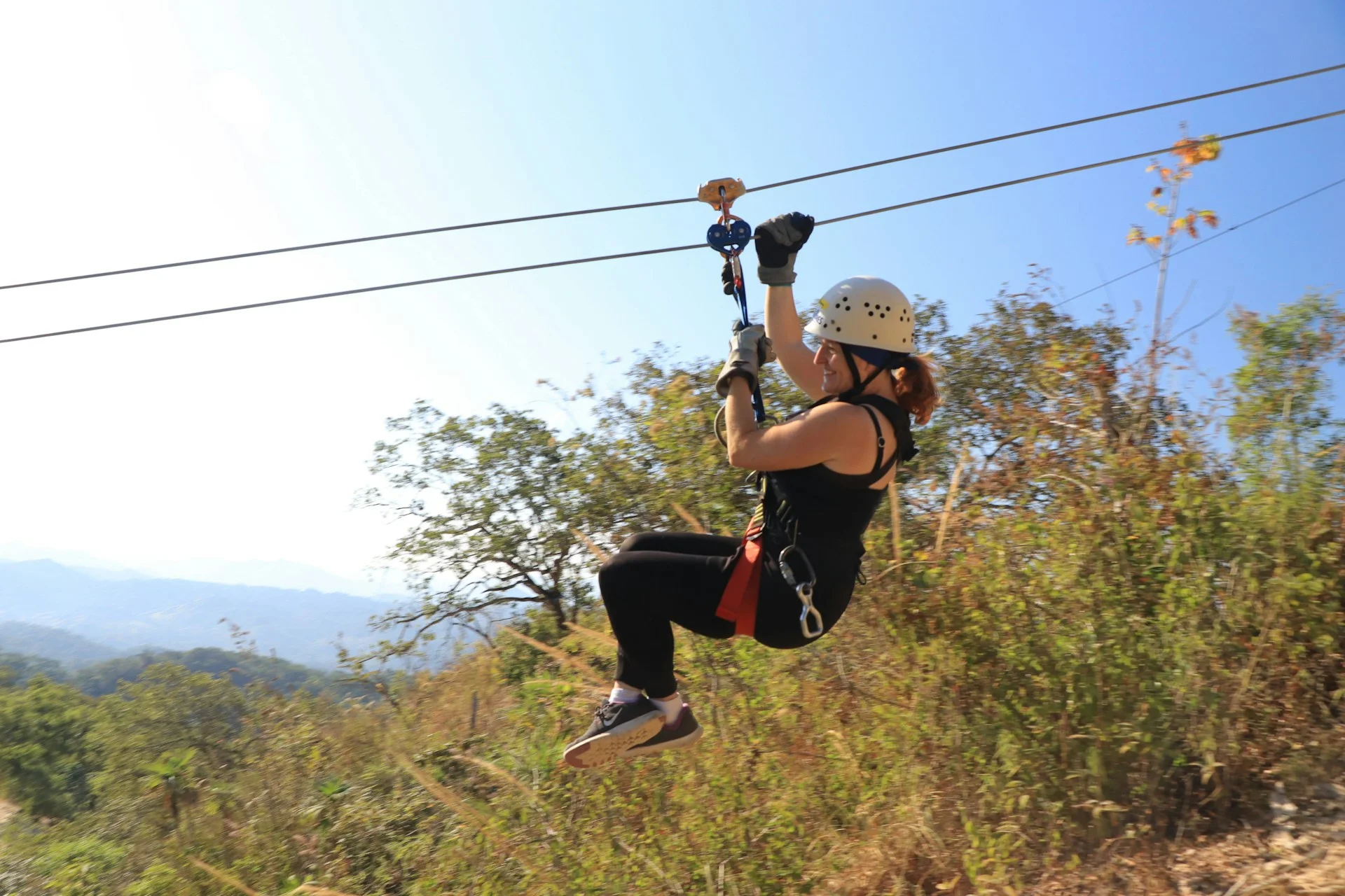 Peserta meluncur menggunakan perlengkapan zipline