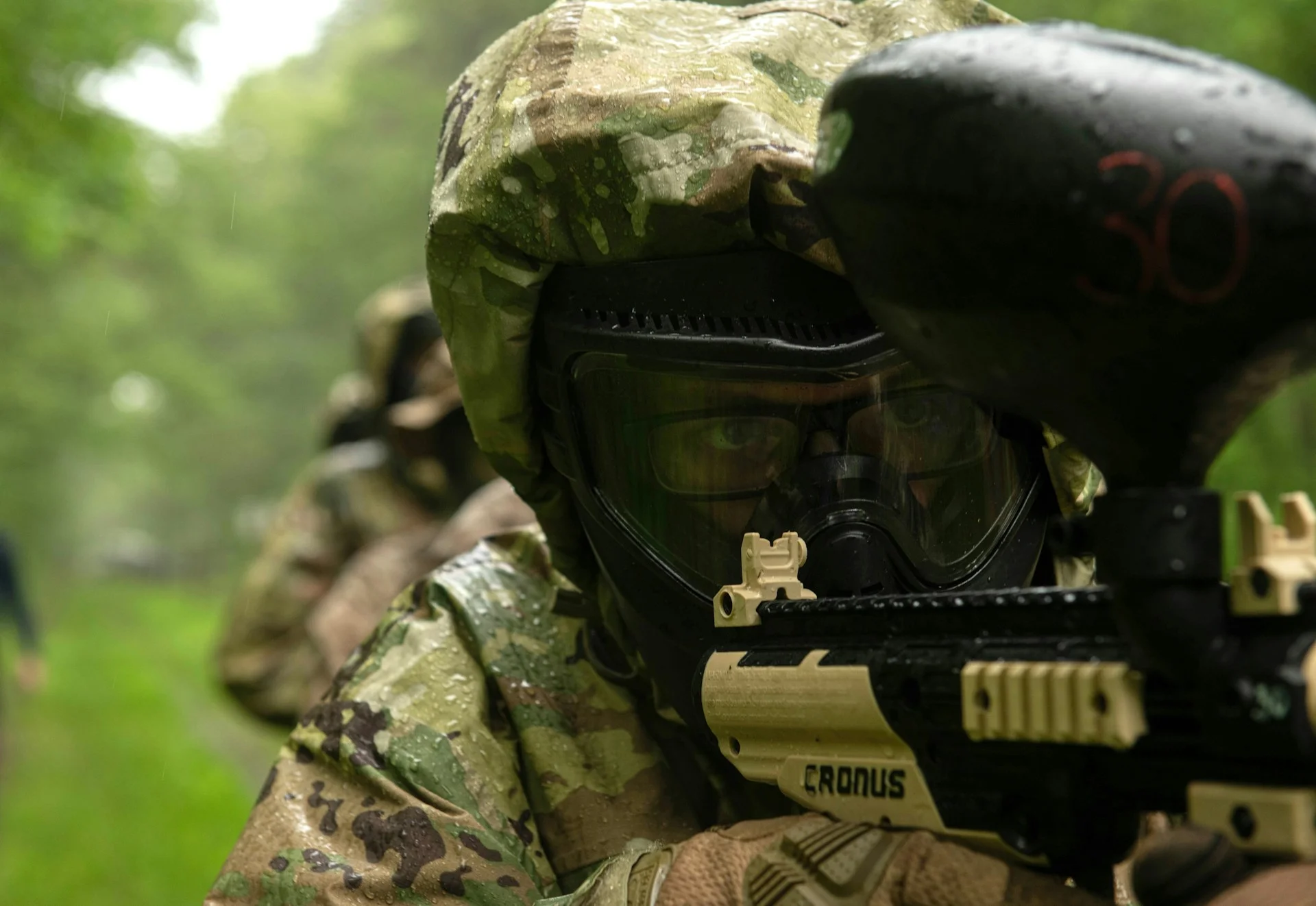Perlengkapan pelindung wajah untuk permainan paintball