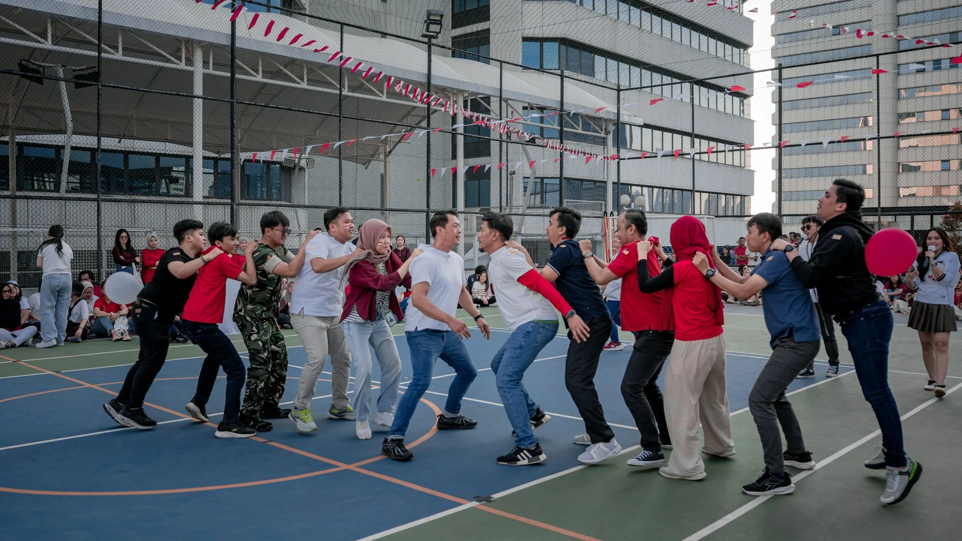Permainan kelompok bersama rekan di lapangan