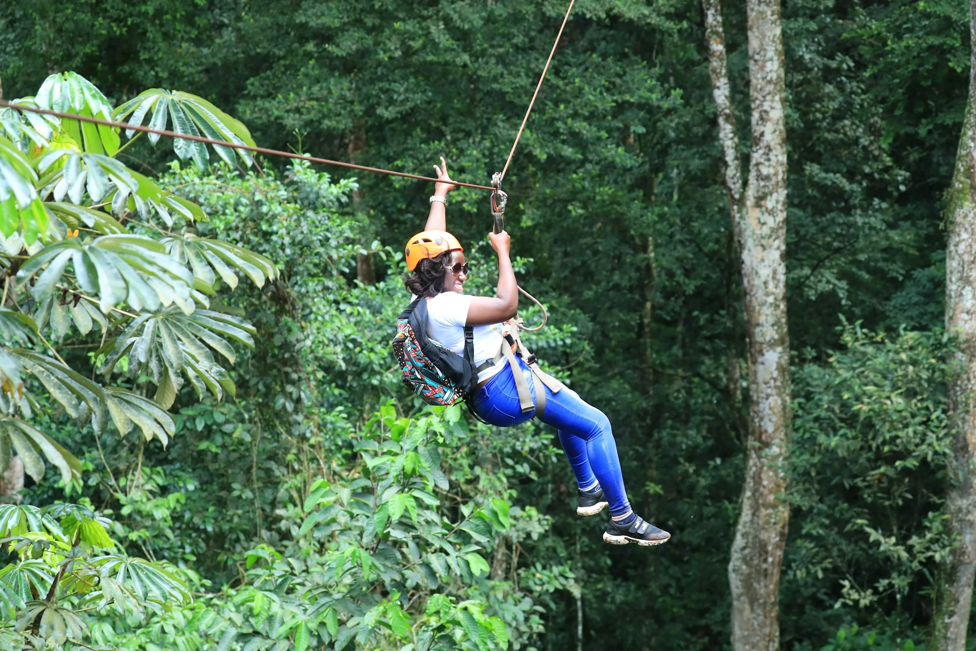 Peserta zipline melintasi kawasan hutan