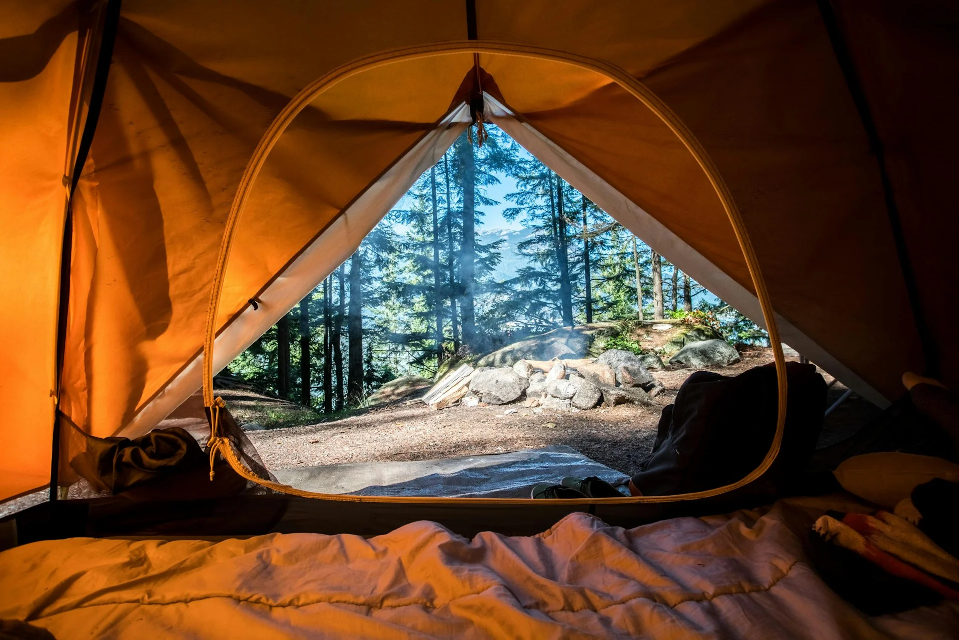 Perlengkapan tidur di dalam tenda camping